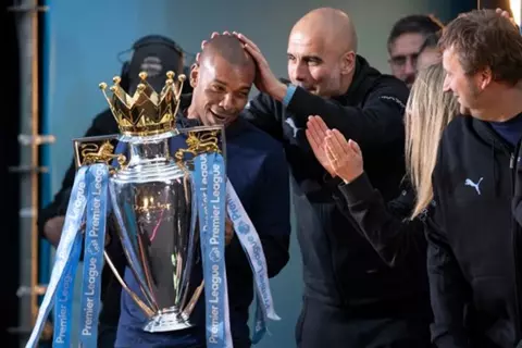 في سن الأربعين.. فرناندينيو يعلن اعتزاله كرة القدم